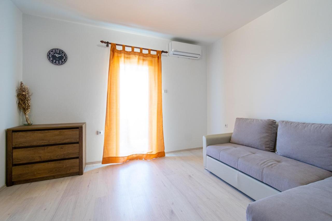 Apartments By The Sea Mandre, Pag - 3084 Kolan Dış mekan fotoğraf